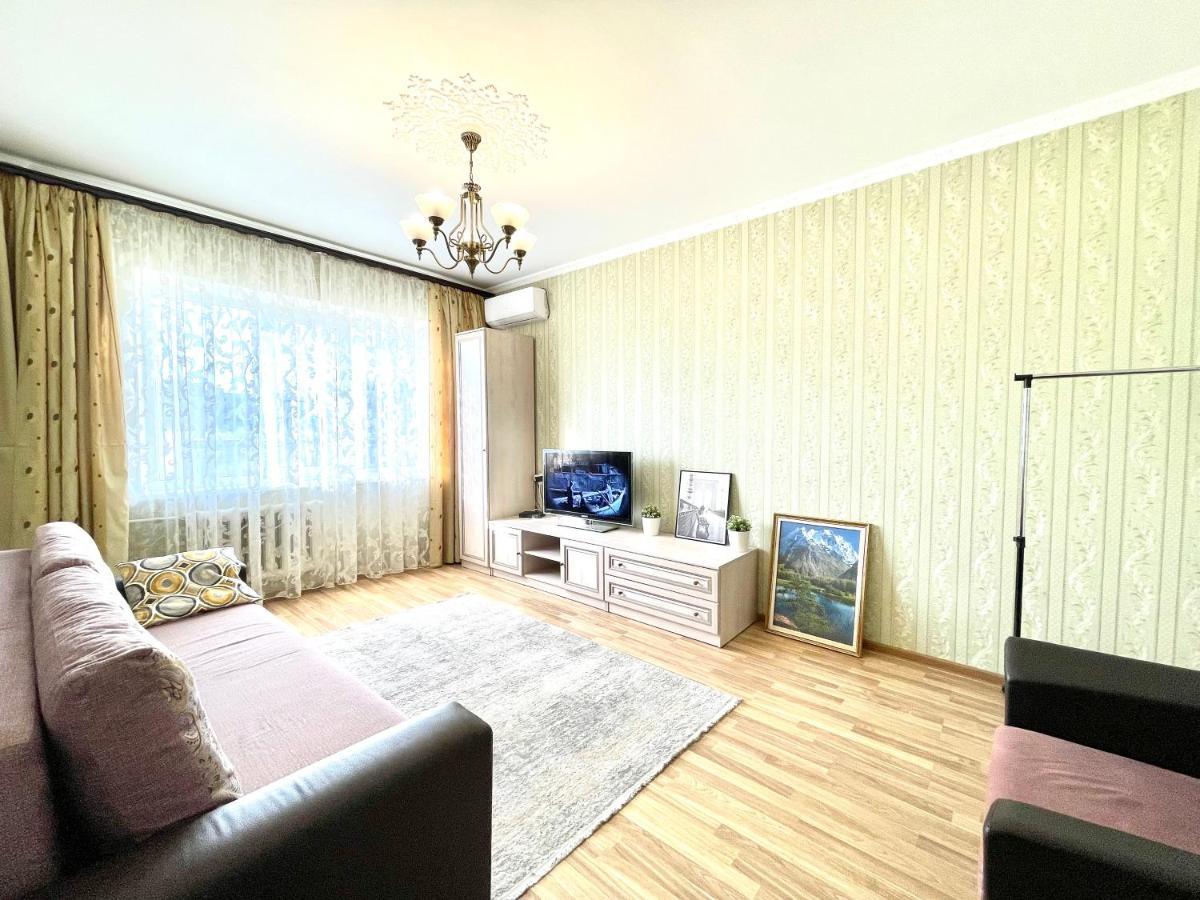 Cozy Three-Room Apartment With Mountain View Almatý Exterior foto